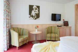 A bed or beds in a room at Hotel Silbertal