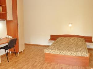 キーウにあるApartment on Nimanska 5のベッドルーム1室(ベッド1台、テーブル、デスク付)