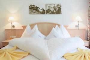 A bed or beds in a room at Hotel Silbertal