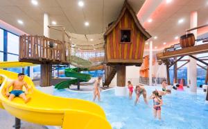 a group of people playing in a water park at Familotel Schreinerhof in Schönberg