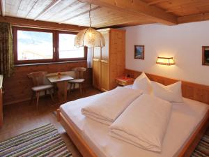 เตียงในห้องที่ Alpenhof Pitztal