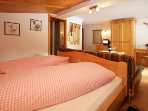 Postel nebo postele na pokoji v ubytování Alpenhof Pitztal