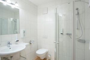 A bathroom at Hotel Silbertal