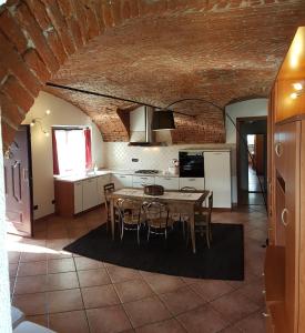una cucina e una sala da pranzo con tavolo e sedie di La Maison Rose CIR 0244 ad Aosta