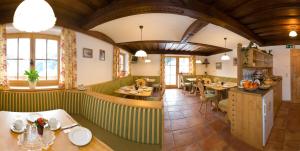 un restaurante con mesas y paredes de rayas verdes y blancas en Panorama Pension en Grossarl