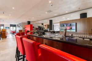 Area lounge atau bar di Bastion Hotel Eindhoven Waalre