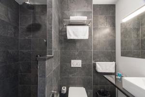 فندق باستيون إيندهوفين فالره في أيندهوفن: حمام مع مرحاض ومغسلة