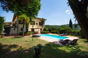 Lucolena in ChiantiにあるCasa Vacanze Villa il Castellaccioの庭にスイミングプールがある家