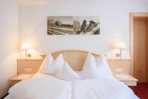 A bed or beds in a room at Hotel Silbertal