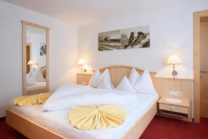 A bed or beds in a room at Hotel Silbertal