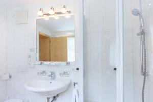 A bathroom at Hotel Silbertal