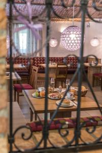 une salle à manger avec une table et des assiettes de nourriture dans l'établissement Sachsenbucherhof, à Gurten