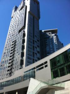 ein hohes Gebäude in einer Stadt mit hohen Gebäuden in der Unterkunft Apartament Sea Towers in Gdynia