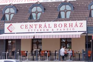 een restaurant met een bord dat centraal borivalz leest bij Centrál Borház - Étterem és Panzió in Érd