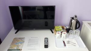 Televízia a/alebo spoločenská miestnosť v ubytovaní Penzion U Lucerny