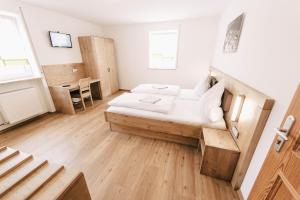 
Ein Bett oder Betten in einem Zimmer der Unterkunft Gasthof Metzgerei Linsmeier
