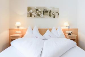 A bed or beds in a room at Hotel Silbertal