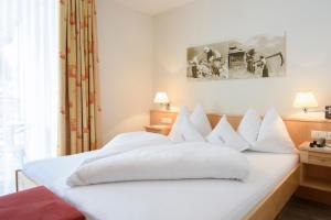 A bed or beds in a room at Hotel Silbertal