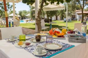 uma mesa com um prato de comida em Locanda Da Renzo em Siamaggiore