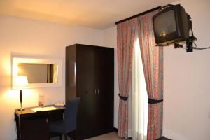 TV a/nebo společenská místnost v ubytování Hotel I' Fiorino