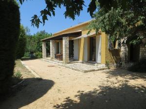 Το κτήριο όπου στεγάζεται  η παραθεριστική κατοικία