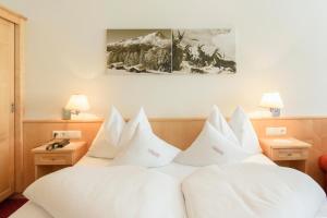 A bed or beds in a room at Hotel Silbertal