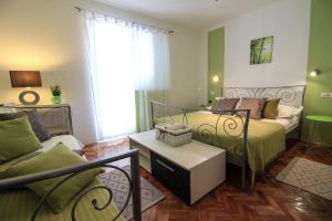 sala de estar con 2 camas y sofá en Apartments Lavanda, en Primošten