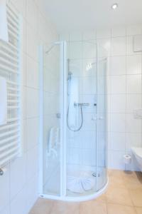 A bathroom at Hotel Silbertal