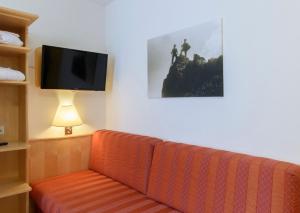 A television and/or entertainment centre at Hotel Silbertal