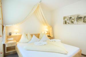A bed or beds in a room at Hotel Silbertal