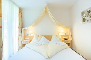 A bed or beds in a room at Hotel Silbertal