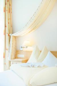 A bed or beds in a room at Hotel Silbertal