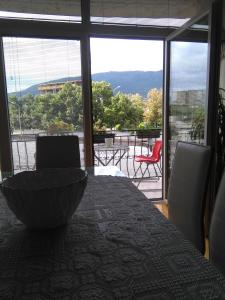una habitación con una mesa con un tazón. en Apart Oggie, en Skopje