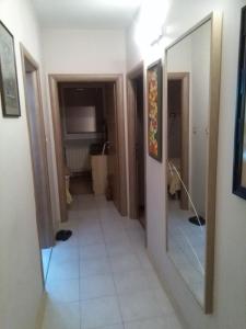 - un couloir dans une maison avec un miroir dans l'établissement Apart Oggie, à Skopje