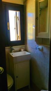 bagno con lavandino bianco e finestra di B&B1913 a Monte Libretti