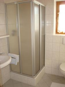 Kylpyhuone majoituspaikassa Haus Rohr
