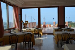 A restaurant or other place to eat at Hotel ristorante Bellavista