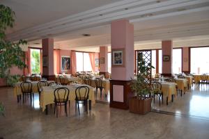 A restaurant or other place to eat at Hotel ristorante Bellavista
