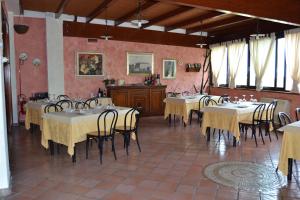 A restaurant or other place to eat at Hotel ristorante Bellavista