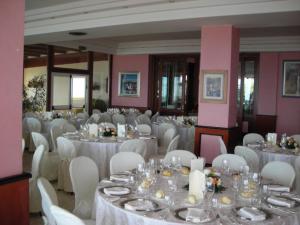 A restaurant or other place to eat at Hotel ristorante Bellavista