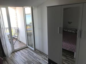 特孔的住宿－Apartmani Bruna，卧室设有滑动玻璃门,可通往阳台