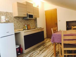 Kuchyň nebo kuchyňský kout v ubytování Apartmani Bruna