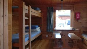 a room with two bunk beds in a cabin at Vetsituvat in Utsjoki