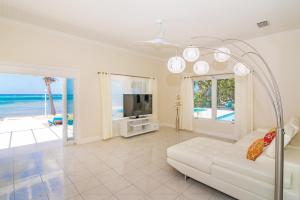 O zonă de relaxare la Sprat Bay Luxury Villa