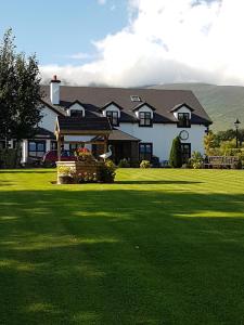 a large house with a green lawn in front of it at Murray's Mountain View in Castlemaine