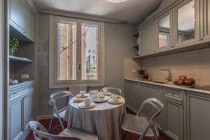 a kitchen with a table and chairs and a window at Ca' Cerchieri 1 Garden View in Venice