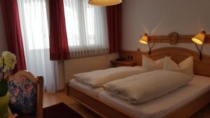 En eller flere senger på et rom på Hotel Camona & Apart Walserhof