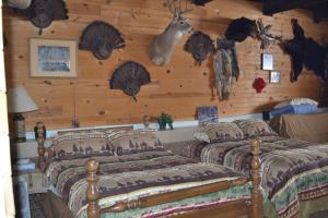 Un pat sau paturi într-o cameră la AJ's Lodge and Oven
