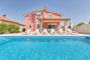 Bazén v ubytování Holiday Home Nikol nebo v jeho okolí