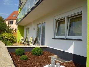 une maison avec une terrasse couverte et un patio dans l'établissement Gästehaus Deidesheim, à Deidesheim